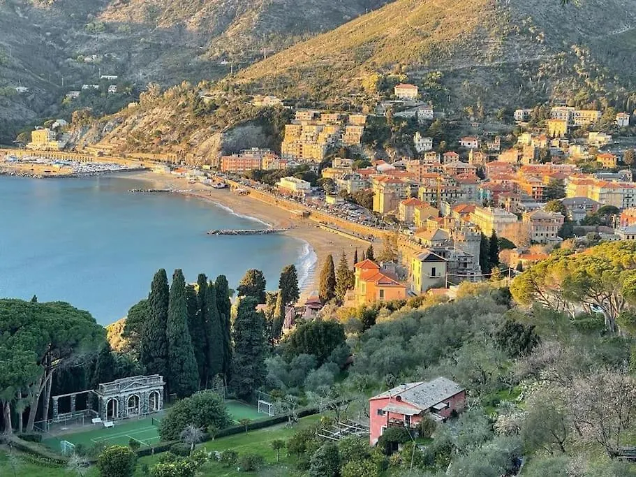Beatrice Nel Centro Di Levanto