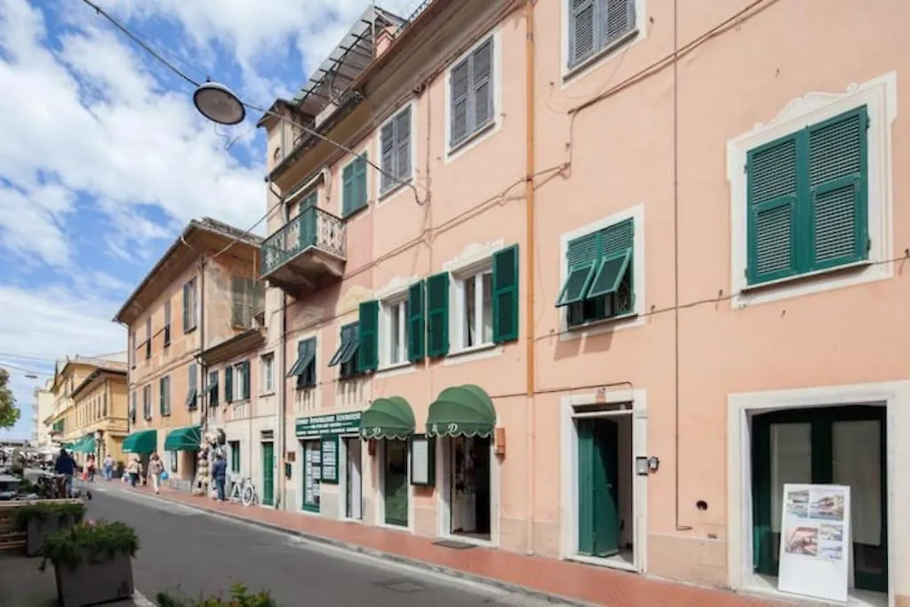 Beatrice Nel Centro Di Levanto