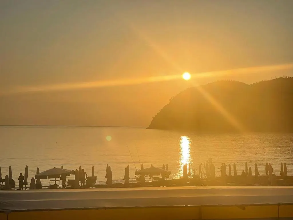 Apartment Beatrice Nel Centro Di Levanto Italy